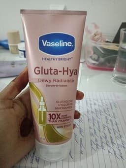 Vaseline's Gluta-Hya lotion is a fragranced niacinamide body moisturizer, not a brightening miracle